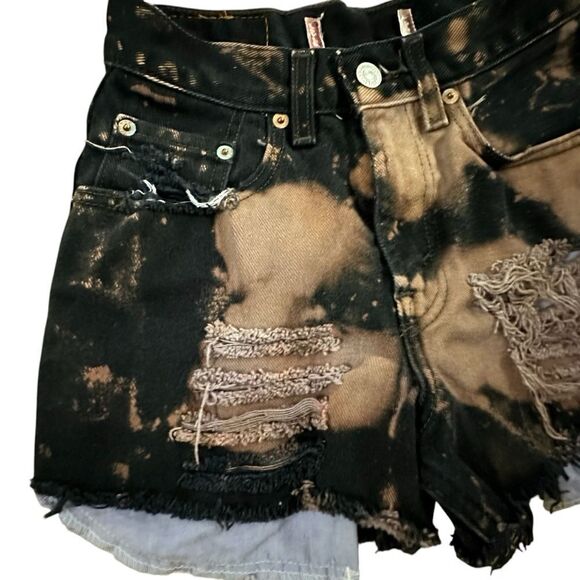 Levi’s ~ Black 550 Tie Dye shorts~ hardware detail on back pocket ~ size 12slim - Picture 5 of 12